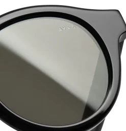 James AY Noble black